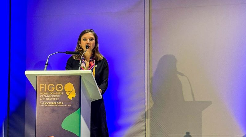 Funcionaria expone en congreso de ginecología y obstetricia en Sudáfrica